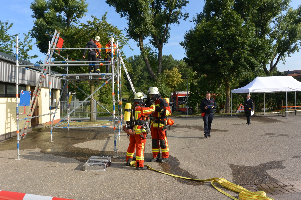 Der Löschangriff beim Leistungsabzeichen: Brandbekämpfung unter Atemschutz und einen Personenrettung aus dem ersten Obergeschoss Der Löschangriff beim Leistungsabzeichen: Brandbekämpfung unter Atemschutz und einen Personenrettung aus dem ersten Obergeschoss