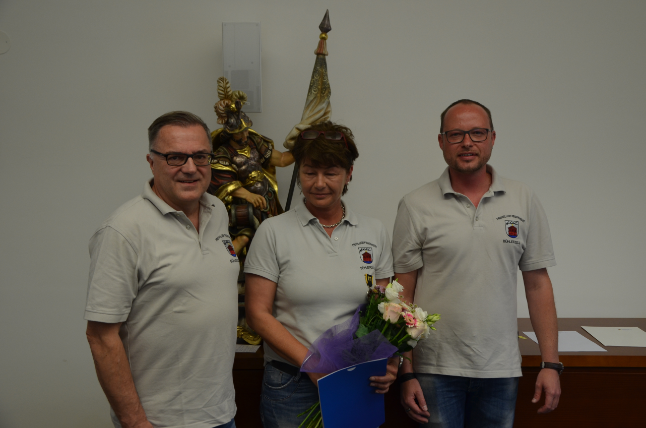 Petra Nikel erhält die Ehrenmedaille des Landesfeuerwehrverbandes in Silber